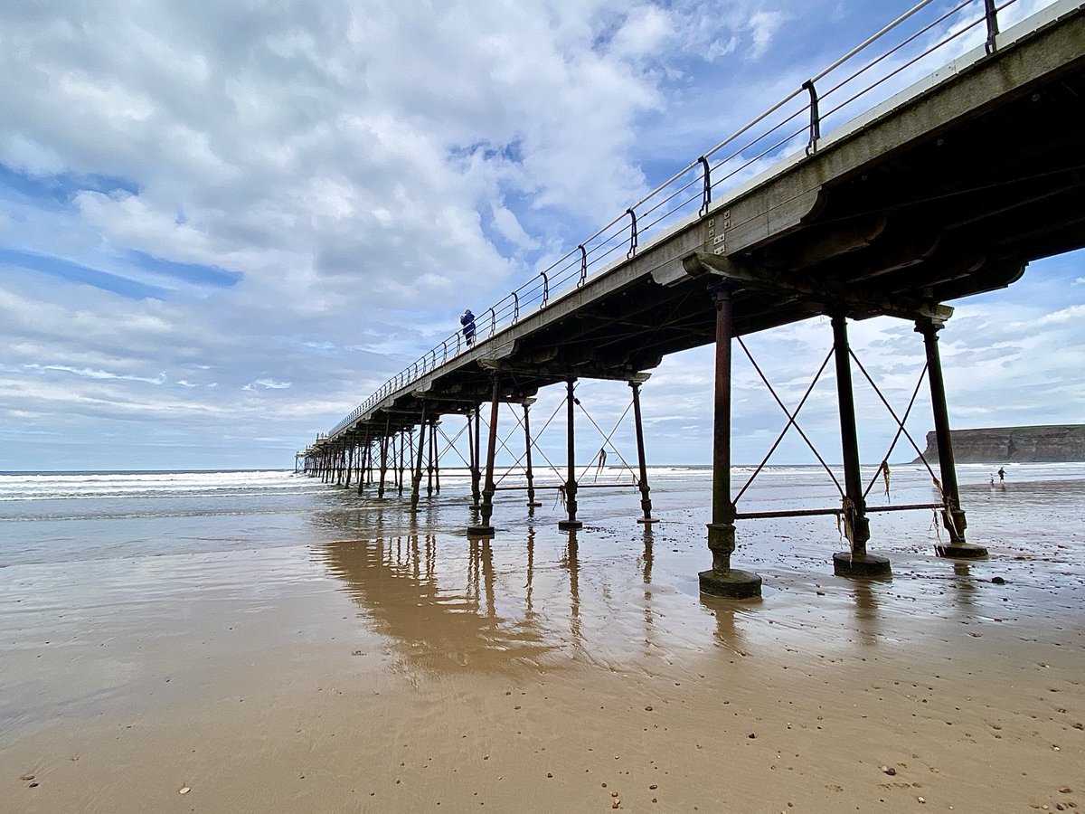 Wishing you a wonderful Wednesday from a crowded beach in North Yorkshire 😉 📸 Saltburn by the Sea