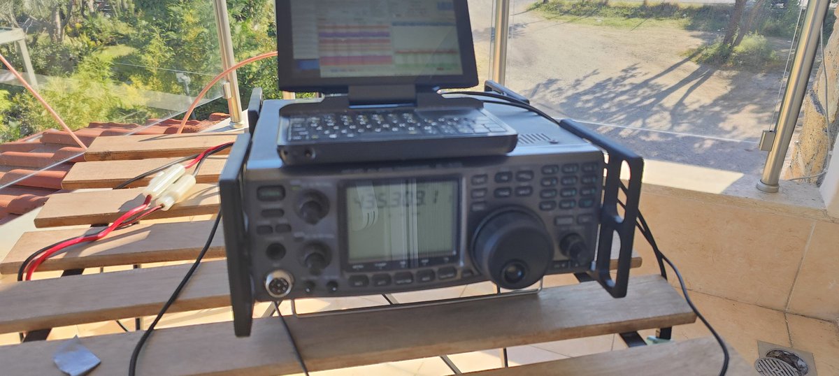Working #Greencube 📡 from my balcony. Home made 12 el. #yagi design #DK7ZB and #IC910 GPD mini PC. If anyone needed sked please let me know. #SV0SYH 🇬🇷 #AMSAT
