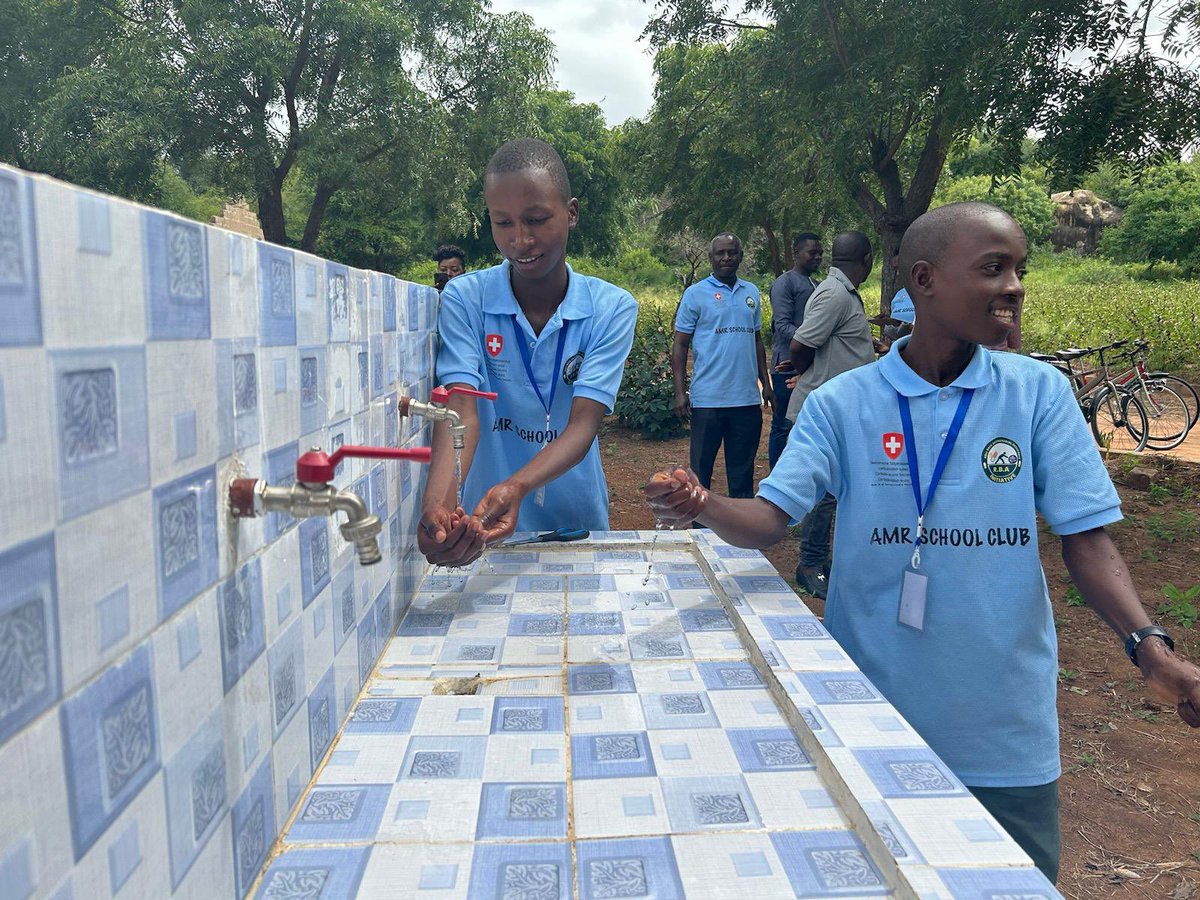 Last month, we were delighted to hand over a new washing station as part of our #AMR School clubs in Bahi district,
Let’s remember the power of #cleanhands in the effort to contain #AntimicrobialResistance #HandHygiene is the cheapest way to contain #AMR 
@rbainitiative #WASH