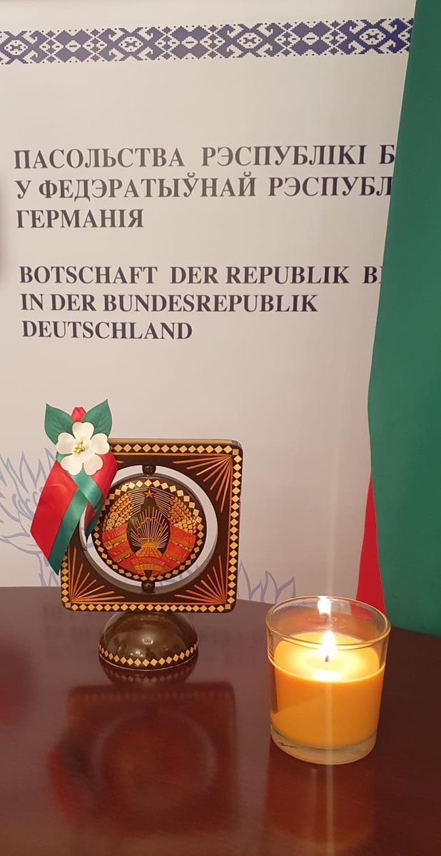 Am Vorabend des für alle Belarusen heiligen Feiertages – des Tages des Sieges – und anlässlich des 8⃣0⃣. Jahrestages der Befreiung unserer Heimat gedenken 🇧🇾 Diplomaten aller getöteten, gefolterten, verbrannten und erschossenen Opfer des Zweiten Weltkrieges. #WirErinnern #BY80