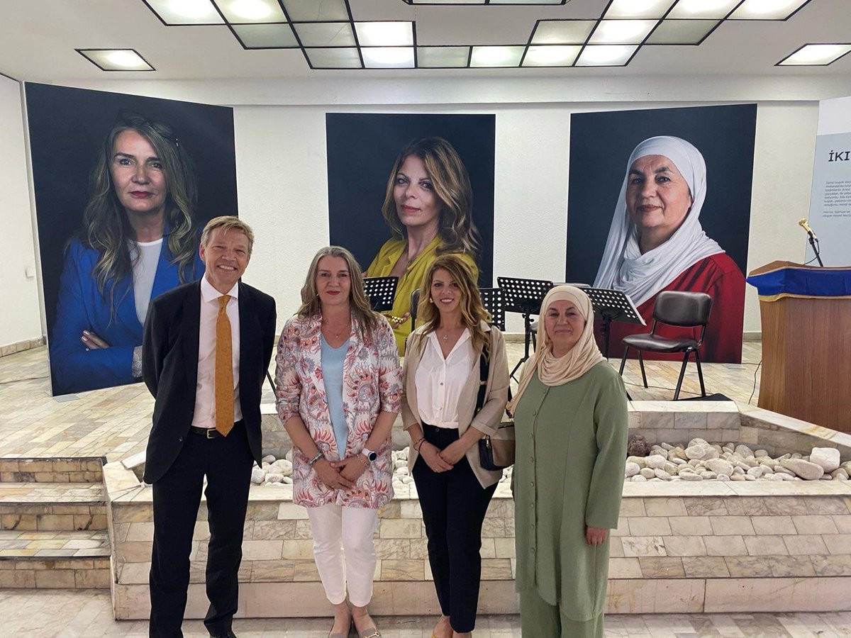 Celebrating 60 years of 🇳🇱🇹🇷labour cooperation, Amb. Wijnands & @arjenuijterlind visited Bursa today. After meeting with Gov. Mahmut Demirtaş & Mayor Mustafa Bozbey, they inaugurated the exhibition ‘Female Turkish Pioneers’, on the forgotten history of 🇹🇷 female workers in 🇳🇱