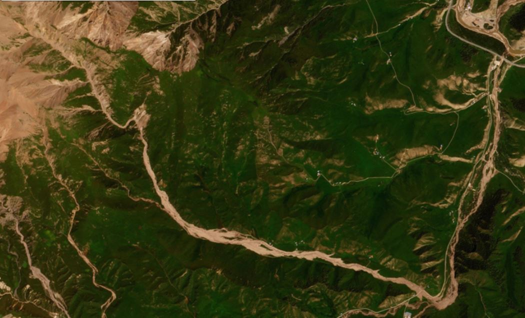 On 22 July 2021, high temperatures and heavy rainfall triggered the 8 km long Xiao Dongsuo debris flow on the Tibetan Plateau:- eos.org/thelandslidebl… The landslide is described in a paper in the journal Landslides:- link.springer.com/article/10.100… Before and after images by @planet
