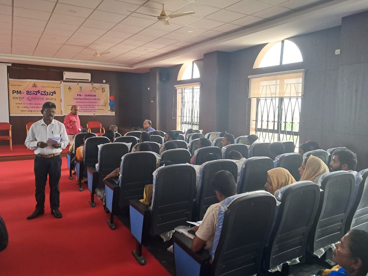 At #PMJANMAN's Master Trainers #trainingprogramme at KSTRI, Mysore, Karnataka, 66 participants enrolled. #NIESBUD covered topics such as Self Help Groups, Market Survey, & Decision making. #TRIFED outlined their objectives, activities, & related activities. #Vocal4Local