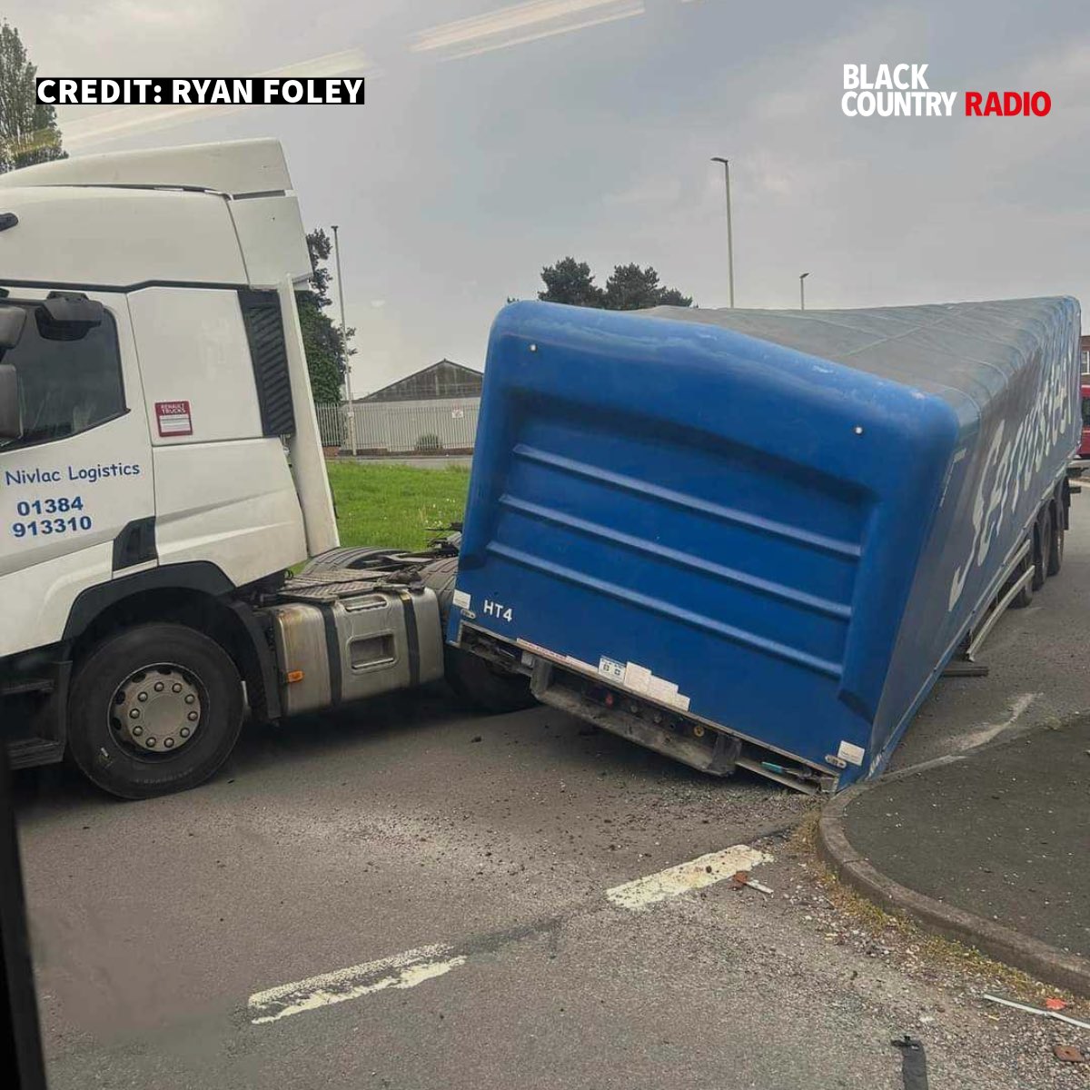 🚘 TRAVEL 🚘 An incident with a lorry on the roundabout outside Russell's Hall Hospital is causing tailbacks in the area. Buses are currently not serving the Hospital.