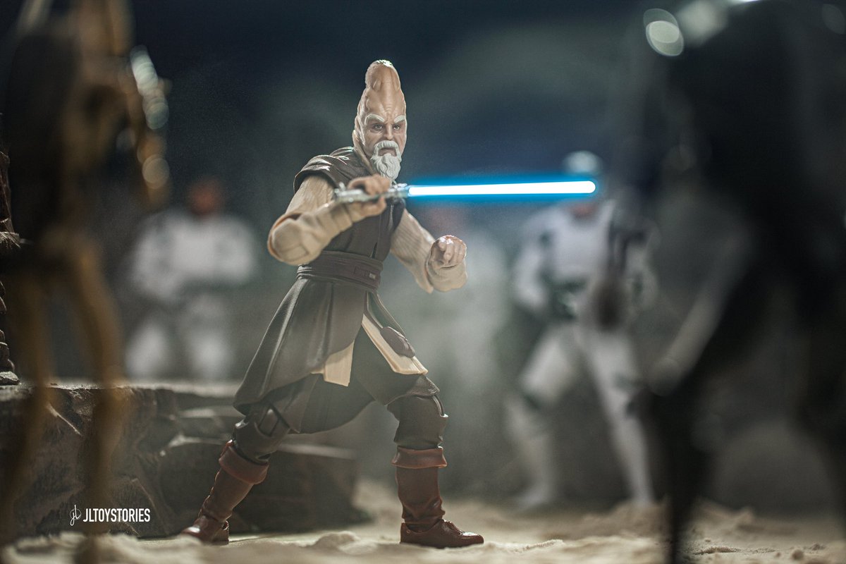 New Ki Adi Mundi figure is really slick. Articulation on the legs and ankles are really fun to pose. Thanks @Hasbro for making the effort. #starwarstoys #toyphotography #hasbro #jedimaster