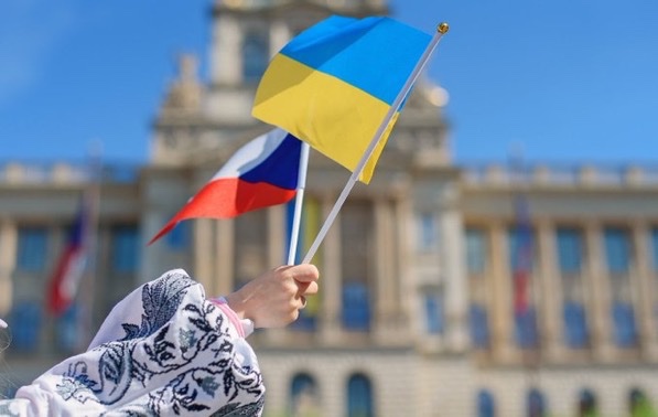 Přijďte ve čtvrtek 23.5. od 16:00 k Muzeu podpořit Ukrajinu a demokracii!

Na Václaváku se zase budou roztahovat pro-ruští “flastenci”. Chceme všem ukázat, že jim ČR ani Prahu nenecháme!

Já beru UA vlajku s podpisem gen. Zalužneho - pro takovou příležitost se výborně hodí 😎