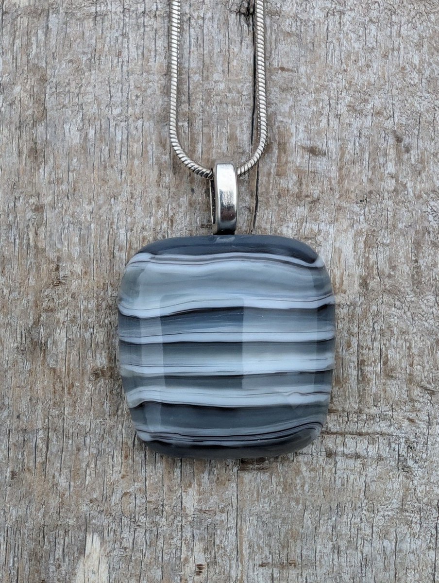 Stunning handcrafted light and dark grey streaky and stripy fused glass necklace. #earlybiz #handmade #etsy #shopindie #giftideas buff.ly/3TzvuPL