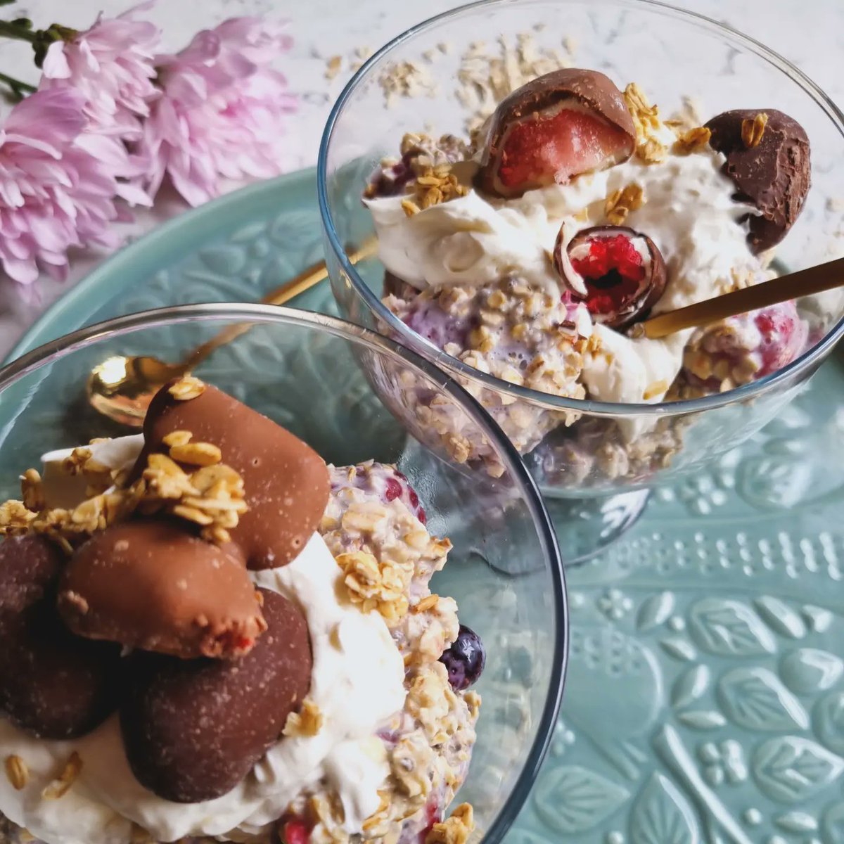 SpamellaB's tweet photo. An indulgent (but still healthy!) breakfast 😋😋 BERRY &amp; COCONUT OVERNIGHT OAT POTS 🍓🫐🥥🍫
https://t.co/z8j2Nk1Im4 https://t.co/1m0EwlB2vw