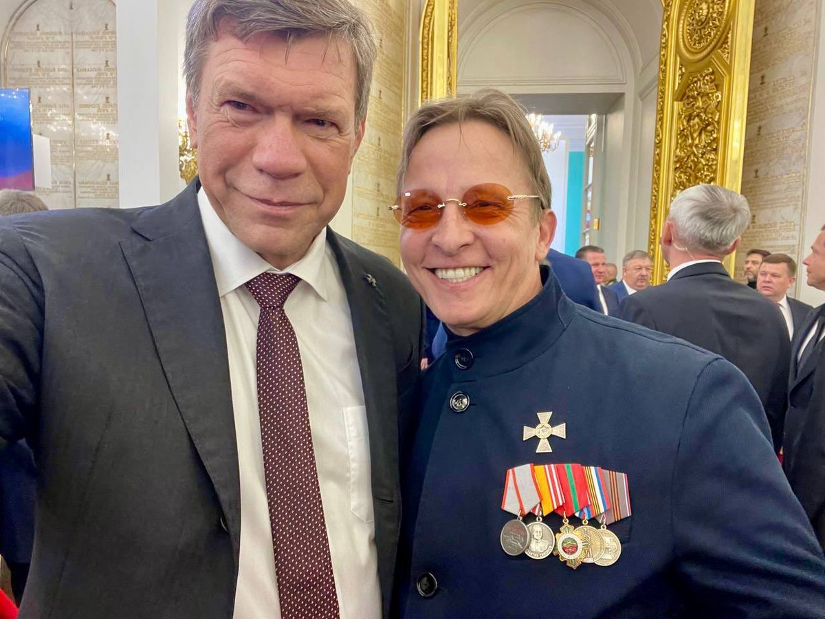 More Hollywood-worthy circus from Putin’s inauguration, courtesy of ex-Ukrainian politician Oleh Tsariov. The man in red glasses is not a serviceman but maverick actor/director Ivan Okhlobystin. Dressed like a Game of Thrones character is Aleksander Zaldostanov, head of Night…
