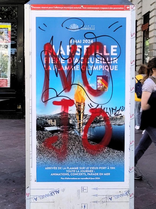 À #Marseille, la #FlammeOlympique arrive. La ville est saturée d'une présence policière oppressante, la guerre aux pauvres assumée, l'espace public marchandisé, les contestations invisibilisées, la surveillance généralisée. C'est ça la fête ? #NoJO2024 technopolice.fr/blog/non-aux-j…