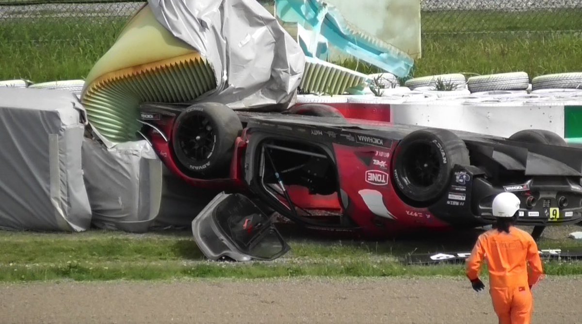 事故後の動画です。ヘアピンにいたのでクラッシュの映像はありません。

【鈴鹿サーキット】GT300テスト走行 130Rで横転大クラッシュ 事故後（クラッシュシーンはありません）2024年5月8日 6号車フェラーリ ... youtu.be/g1zXmeyeUv4?si… @YouTubeより #supergt #スーパーGT