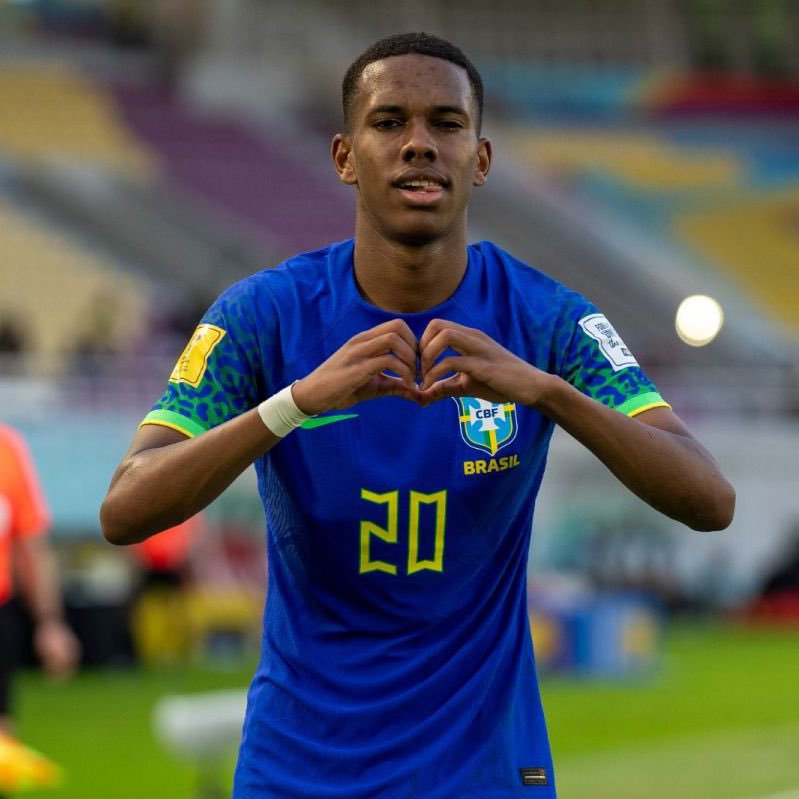Chelsea will pay Palmeiras a figure that will range between €30-35 million + variables for Estevao. Real Madrid will not launch the offensive to sign Estevao Willian due to his agent, Andre Cury’s strained relations with Chief Scout Juni Calafat. (via @relevo)