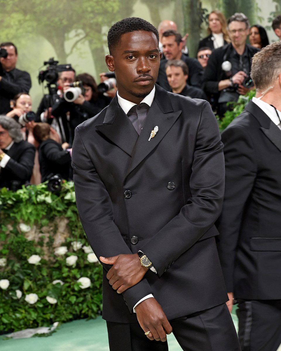 Actor Damson Idris shined the 2024 Met Gala in #Bvlgari, adorned with a breathtaking High Jewelry Serpenti brooch in yellow and white gold. #StarsInBvlgari #MetGala