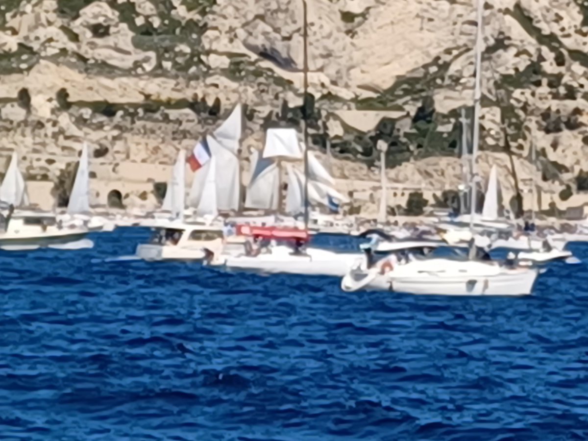 Le Belem avec la Flamme olympique dans la rade de Marseille vers les plages de Corbières et une myriade de bateaux pour l'accompagner sous un ciel azur...un grand moment d'émotion et de fierté