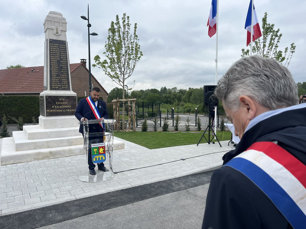 🇫🇷 Un jour d’Histoire, Escautpont voit la sienne salie. Croix gammées et insultes homophobes retrouvées sur le monument aux morts. @Fabien_Roussel assiste à la cérémonie.