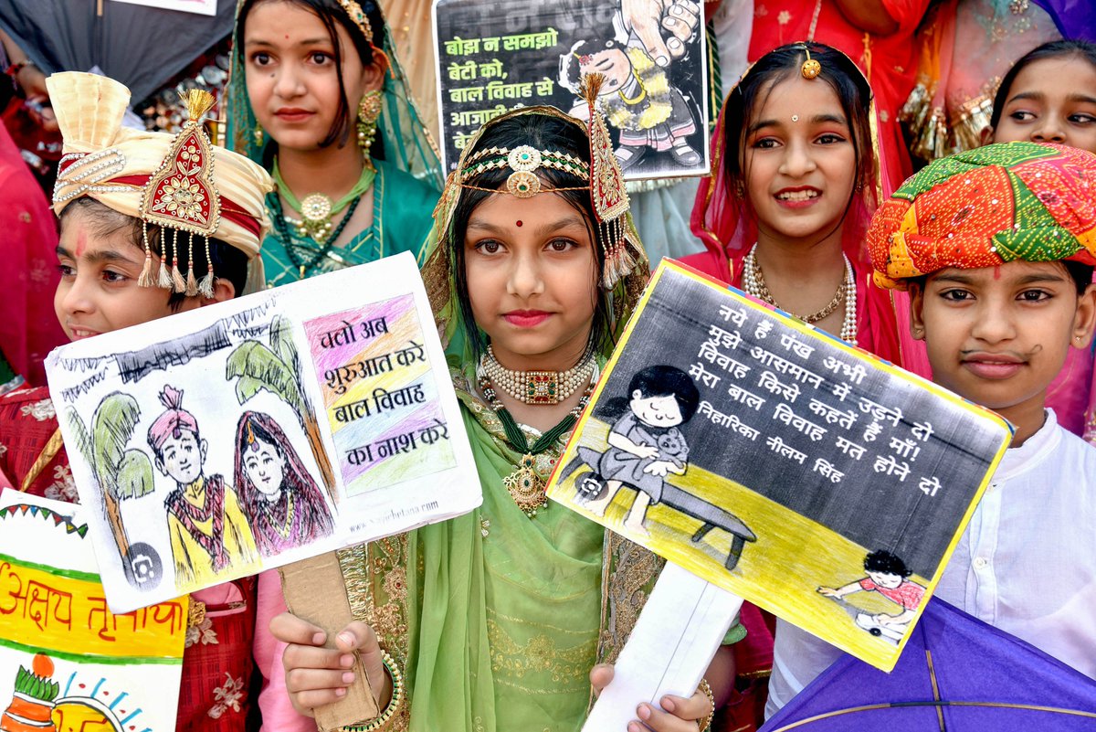 बीकानेर में 'अक्षय तृतीया' पर पारंपरिक पोशाक पहने बच्चों ने 'बाल विवाह' के खिलाफ जागरूकता अभियान में हिस्सा लिया।

#Bikaner | #ChildMarriage