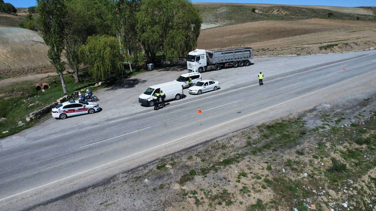 🚁🚗Havadan ve karadan trafik denetimleriz devam ediyor.🚦 Canlarımızın yanmaması için lütfen trafik kurallarına uyalım. Emniyet güçlerimizin çabalarına destek olmak, hepimizin sorumluluğundadır. Unutmayalım ki trafik kurallarına uymak hayat kurtarır.