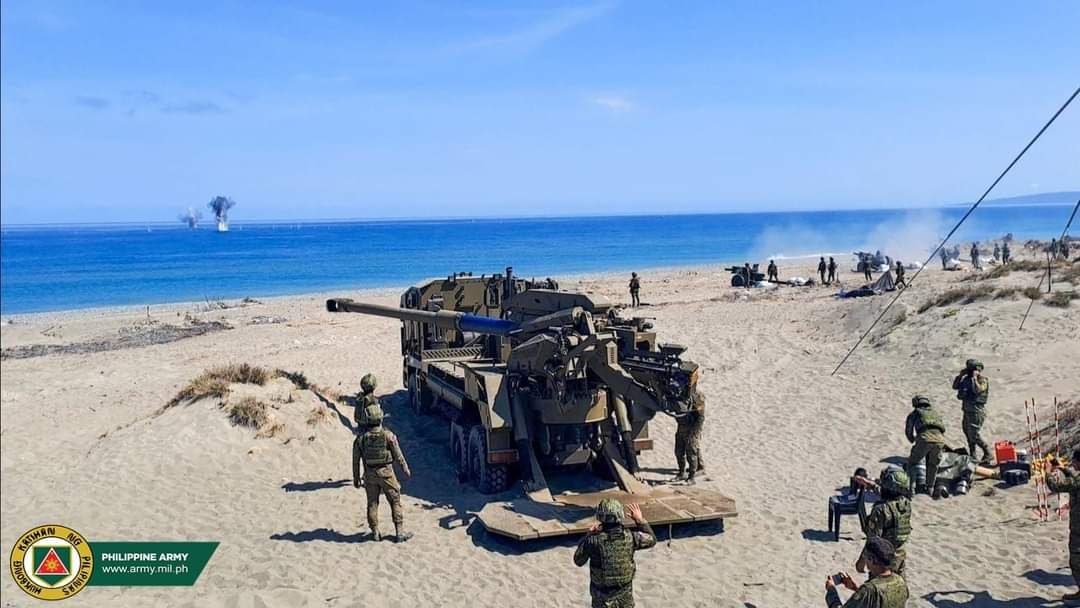🚨The #Philippine🇵🇭  Army, as part of the #Balikatan 2024 exercise in the province of Ilocos Norte, conducted direct fire live fire with 155 mm and 105 mm howitzers at sea targets simulating the amphibious units of the PLA #Navy .

#exercise #Balikatan24 #global