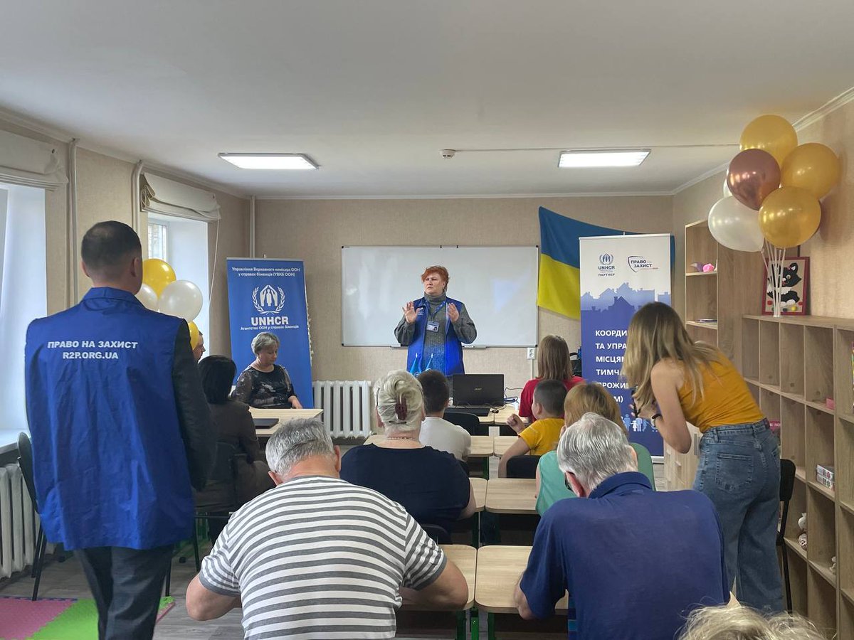 Helping internally displaced people, especially those living in collective sites, cope with stress & learn new skills is key to their inclusion. In the Cherkasy 🇺🇦region, @UNHCRUkraine's partner @R2Protection organised gardening classes, bringing together people in the community.