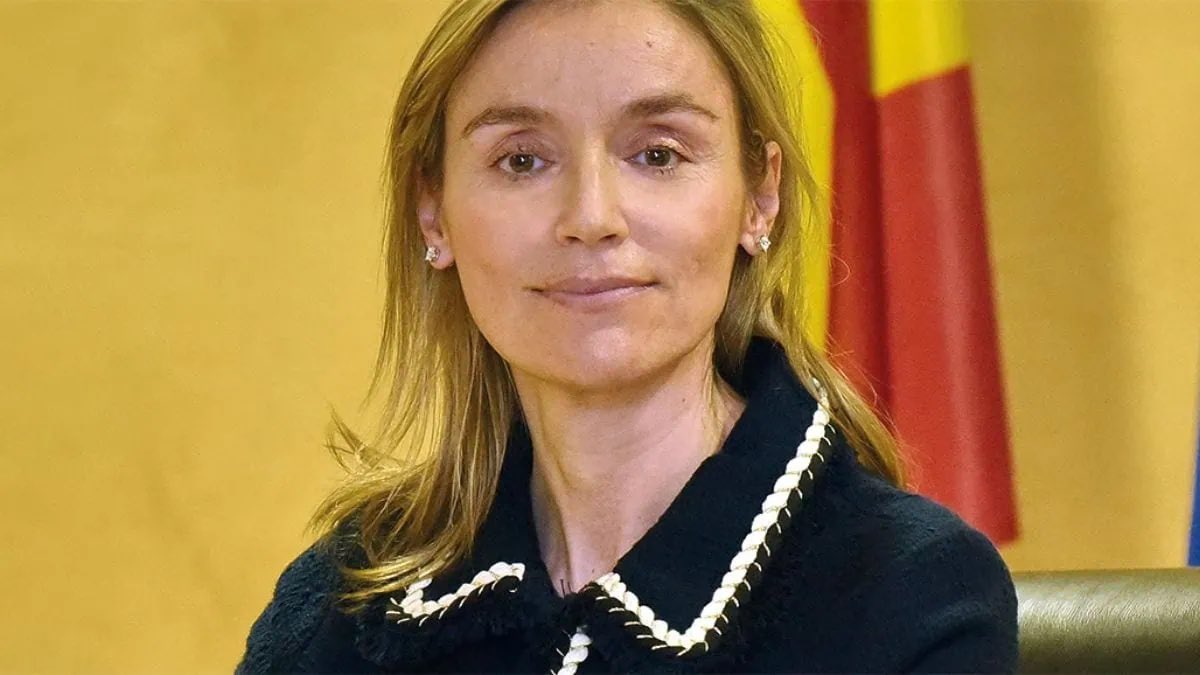 Por lo visto vine de familia …..

🔴 Querella contra la hermana de Óscar Puente por prevaricar al nacionalizar a los exiliados 
La Asociación por la Reconciliación y la Verdad Histórica ha presentado una querella contra la ex directora general