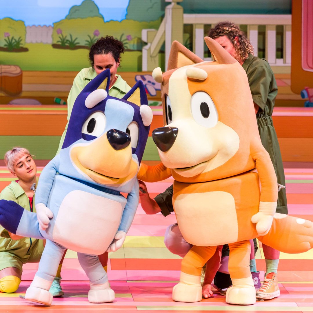 Just 3 weeks to go until the ultimate family adventure hits the stage! 🎉 Get ready to join Bluey and Bingo in 'Bluey's Big Play' from 29 May - 02 June! Don't miss out on this unforgettable experience with your favorite Heelers. 🐾 Secure your seats now: bit.ly/47zwzen