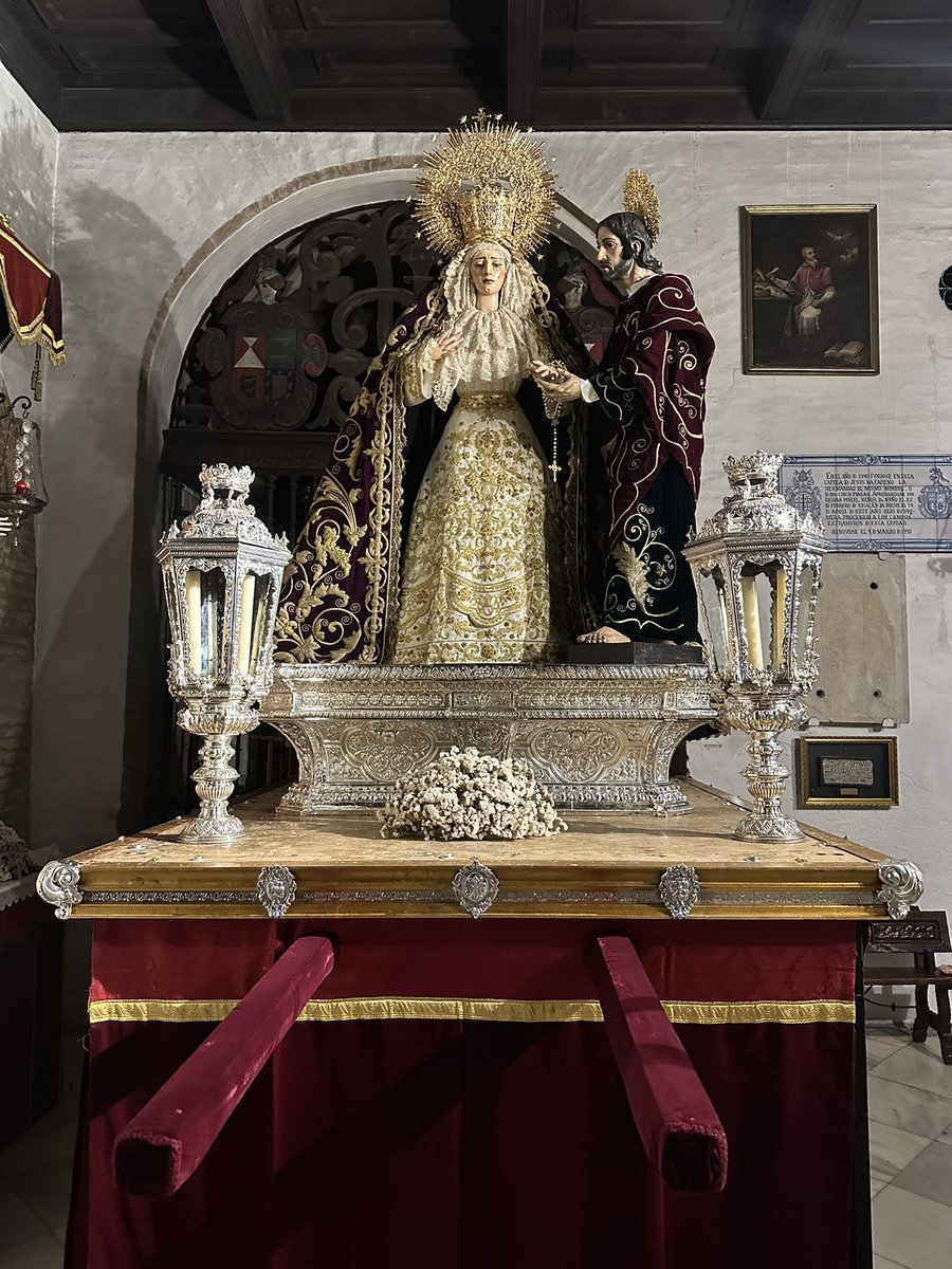 María Santísima de Gracia y Amparo ya se encuentra en las andas para el traslado a Santa Marina del próximo viernes, acompañada de San Juan Evangelista. #Javieres