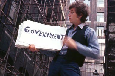 This day in 1965, Bob Dylan filmed his famous Subterranean Homesick Blues clip. Shot in an alley behind the Savoy Hotel in London. It served as the opening segment for Don’t Look Back, D.A. Pennebaker’s seminal documentary of Dylan’s tour of England in 1965 #BobDylan #History