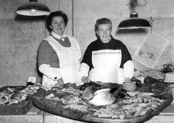 Ramona Illa y su madre posan en su puesto de pescado del mercado de Mataró (Barcelona), tras resultar ganadoras de la quiniela de fútbol con un premio millonario, 1959. #EFEfototeca