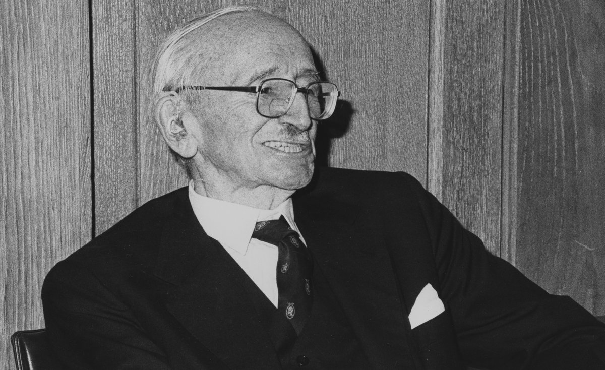 LSE Nobel laureate Friedrich Hayek was born #OnThisDay in 1899. 2024 marks the 50th anniversary of his #NobelPrize for Economic Sciences 🏆 Here he's pictured on the 50th anniversary of his first lecture at LSE (in 1981)!