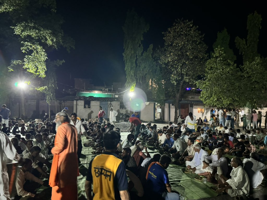 कल रात्रि लोकतंत्र के महापर्व की समाप्ति के पश्चात् सम्पूर्ण लसुडल्या जागीर गांव का सहभोज निज निवास पर रखा गया..!!
ज्ञात हो कि मेरे निज ग्राम लसुडल्या जागीर में 88% मतदान सम्पन्न हुआ है...!!

उमंग,उत्साह और स्नेह अपार
फिर एक बार राजा साहब।
<a href="/digvijaya_28/">Digvijaya Singh</a>
