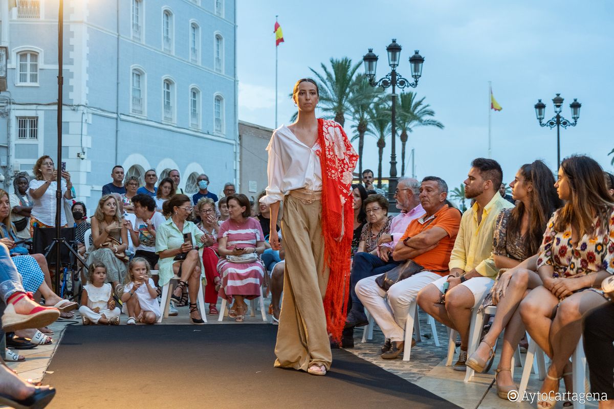 👜Los comercios de #Cartagena salen a la calle este sábado 11 con un desfile de moda. ⏰12:30 h. 📍Calle Santa Florentina. 🛍️👗Podrás ver prendas y artículos de distintos locales de la ciudad. 🌐Te lo contamos en cartagena.es/detalle_notici…
