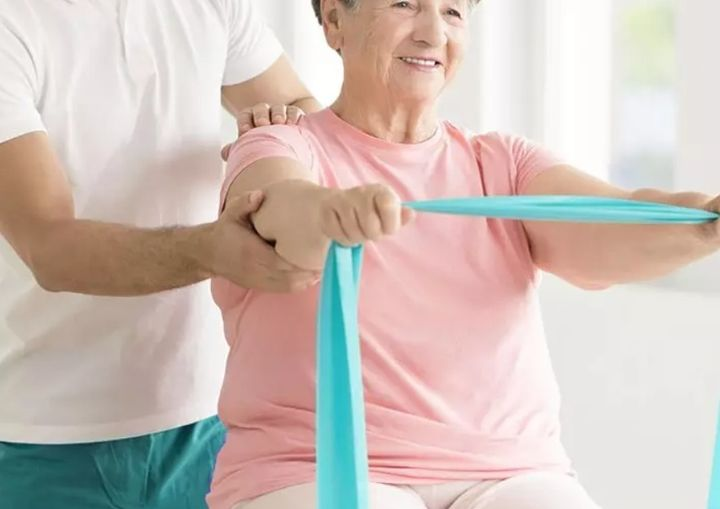 ¿Qué es nuestro 𝓒𝓮𝓷𝓽𝓻𝓸 𝓭𝓮 𝓓í𝓪?
Un espacio de estimulación integral para que la persona mayor mejore su calidad de vida en casa.
Complementamos la actividad diaria de nuestros mayores con actividad  cognitiva, física-funcional y social.
residenciaavenidasanluis.com/centro-de-dia/