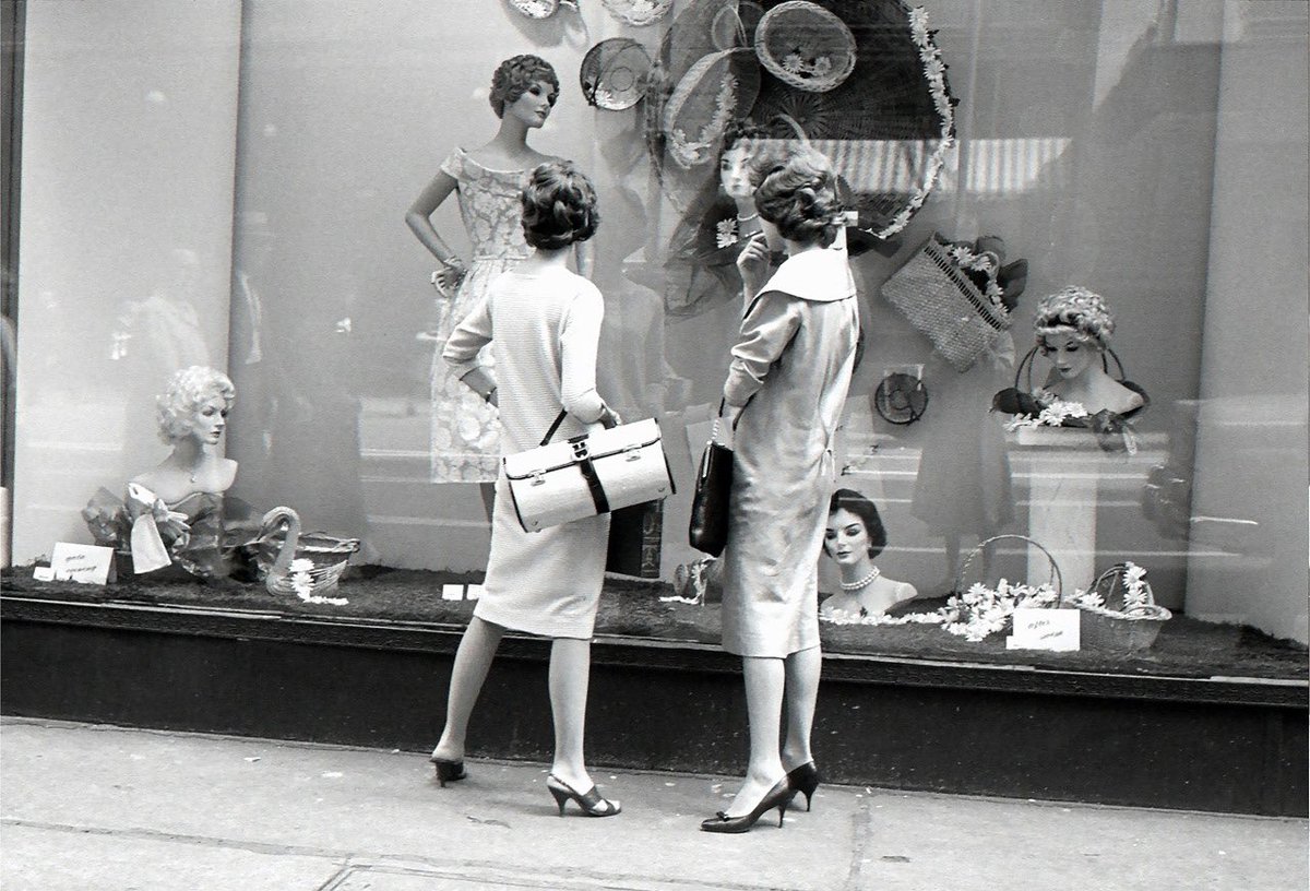 Women window shopping (1956) 📸©️Vivian Maier.