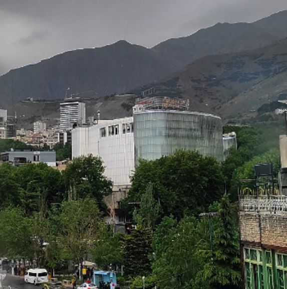 RaeisiSabra's tweet photo. #مجتمع_ارگ تجریش، یکی از آن پدیده‌های نامبارکی است که به روند تبدیل شدن #تهران به جزیره‌‌ی گرمایی و تغییر اقلیم این شهر سرعت بخشید.
عکس سمت راست را در اردی‌بهشت ۱۴۰۳ ثبت کردم: باغی که به آهن و شیشه تبدیل شد...

#پارک_لاله
#پارک_قیطریه https://t.co/whhZ3VmUrk