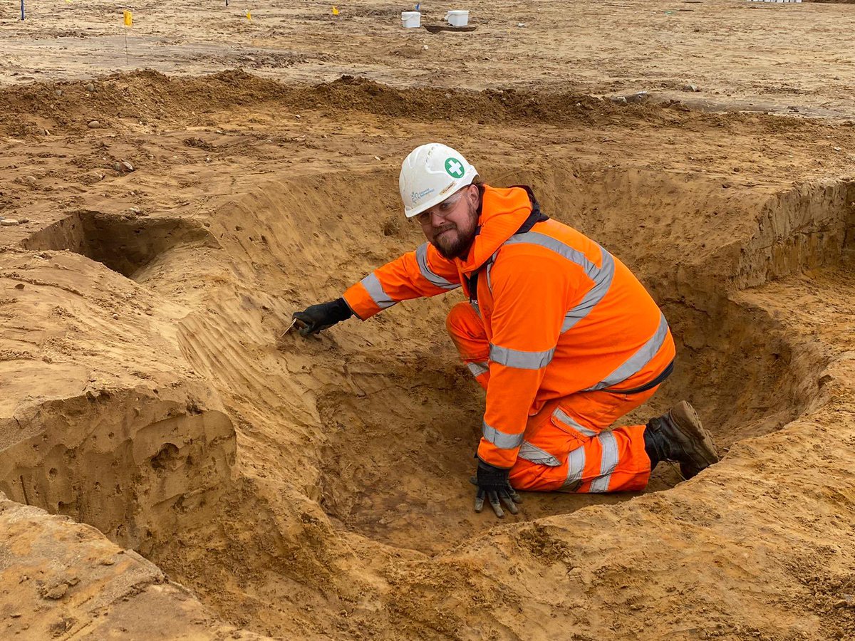 355,000m2 of excavations. More than 100 archaeologists and office-based specialists. Over 100,000 hours excavating and curating... Close to 10,700 artefacts... Weighing in at 100kg... That's our work on the #A417Archaeology 💪🤯

In the #Gloucestershire soil we’ve found…