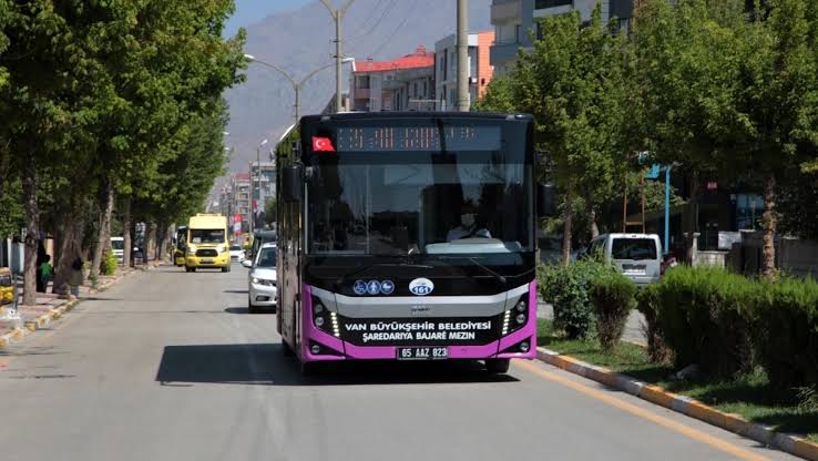 vanlife65's tweet photo. Erciş Otobüs Seferi İstiyor ! 

Van şehir merkezinden bir çok ilçeye belediye otobüsleri yolcu taşırken maalesef Erciş'e yıllardır belediye araç göndermiyor. Erciş ile Van şehir merkezi arasında kesinlikle belediye araçları getirilmeli, yıllardır bu eksiklik var. Daha önce gündeme getirdik, tekrar gündeme getirelim.

Van - Erciş / Erciş -Van arası Belediye Otobüs seferlerinin başlaması gerekiyor,bu konuda çok fazla talep var umarız bu önemli konuyu yetkililer @vanbuyuksehirbb
@ercisbld @AbdullahZeydan
@neslihansedal65 dikkate alır.