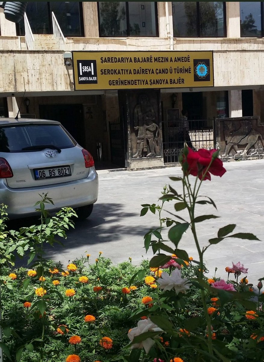 DEM Diyarbakır Büyükşehir Belediyesi, Ali Emiri Kongre Merkezi’nin ismini bu şekilde değiştirdi. CHP'li belediye başkanları hadi bu tabelayı da indirin de samimiyetinizi görelim..