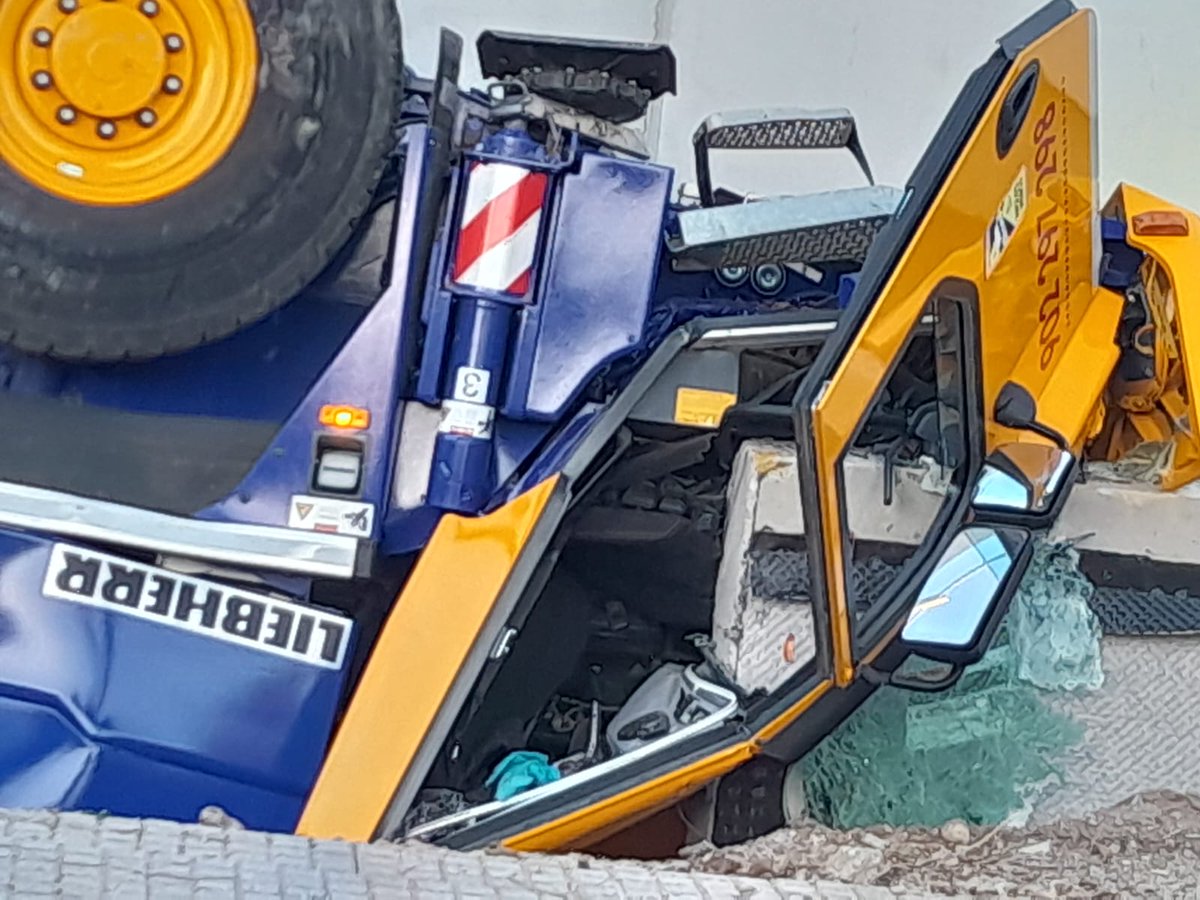 Accidente en la pista municipal de atletismo de #Cartagena.
La grúa que estaba colocando el nuevo graderío de la pista de atletismo cayó en este foso de forma accidental. 
Así quedó como puede verse en estas fotos.