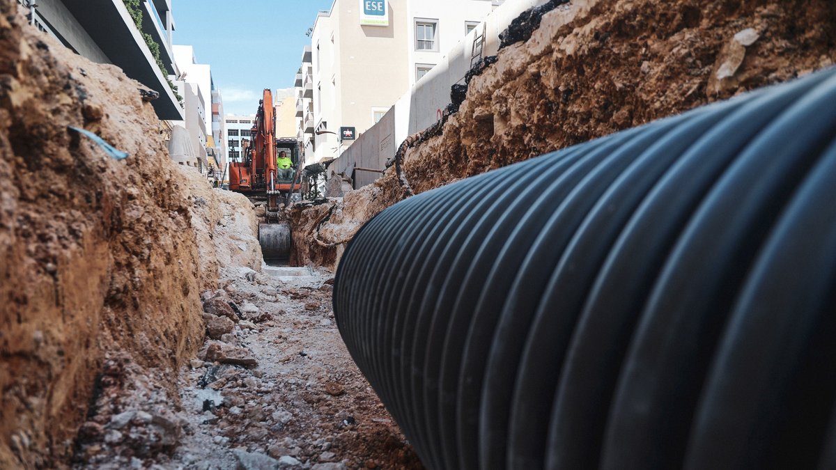 We are installing 🚰 new water and drainage systems as well as laying a new grid of large 🌧️ stormwater pipes along Triq Paceville, aiming to address flooding challenges in #StJulians. 👷 #infrastructure4Dpeople #infrastructure4U