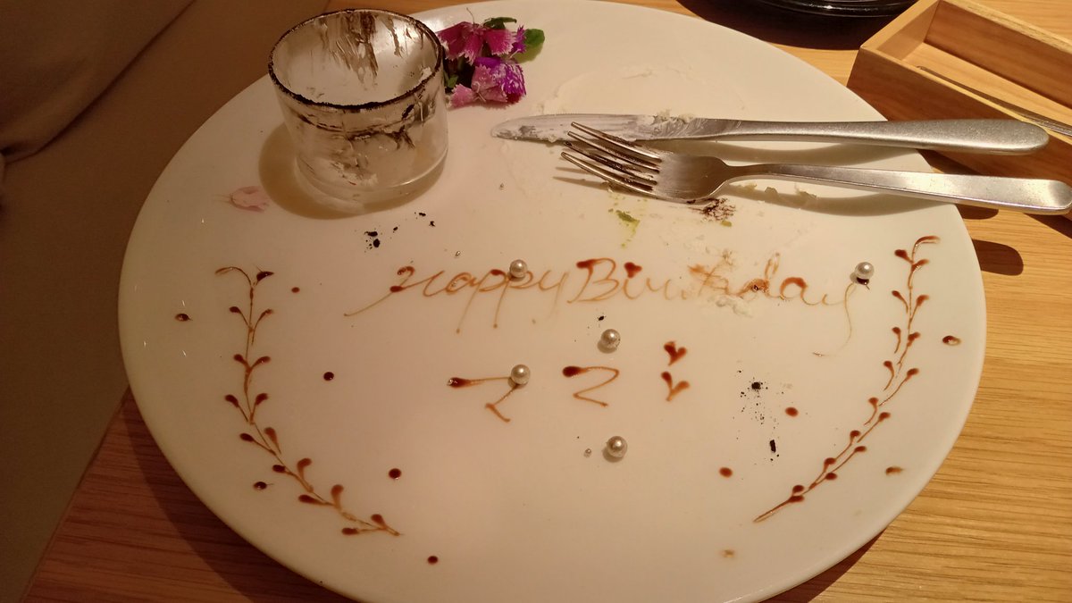 katoko0414's tweet photo. 娘が、バイトの給料入ったからって、お誕生日プレゼントとお茶をごちそうしてくれた😄
サプライズプレートが出てきて泣いた😂😂😂
ありがとう🫂幸せな誕生日になったよ💕
誕生日プレートは密かな夢だったから嬉しい🌷 https://t.co/C8ckdMYNnJ