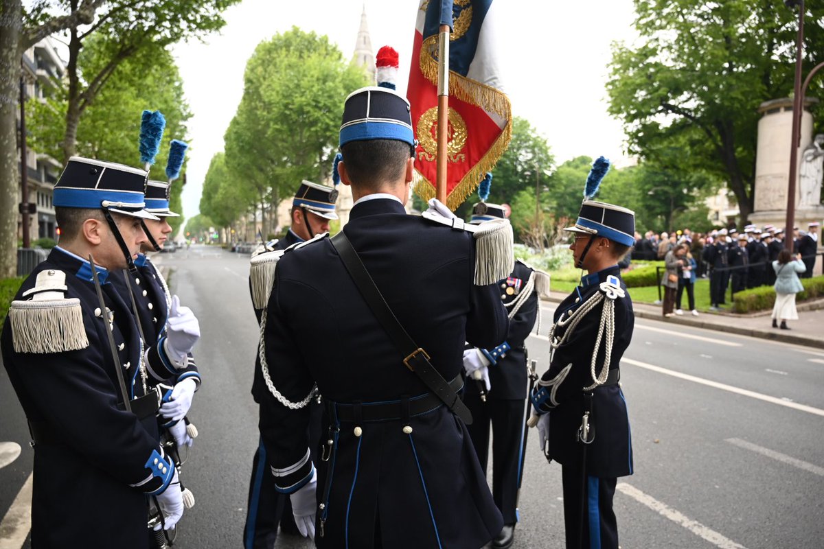 #8mai | Le préfet de Police @NunezLaurent, était présent ce matin à #NeuillySurSeine aux côtés de @mguevenoux, ministre déléguée chargée des Outre-mer, de Laurent Hottiaux @Prefet92 et de Frédéric Veaux, directeur général de la @PoliceNationale pour rendre un hommage aux…