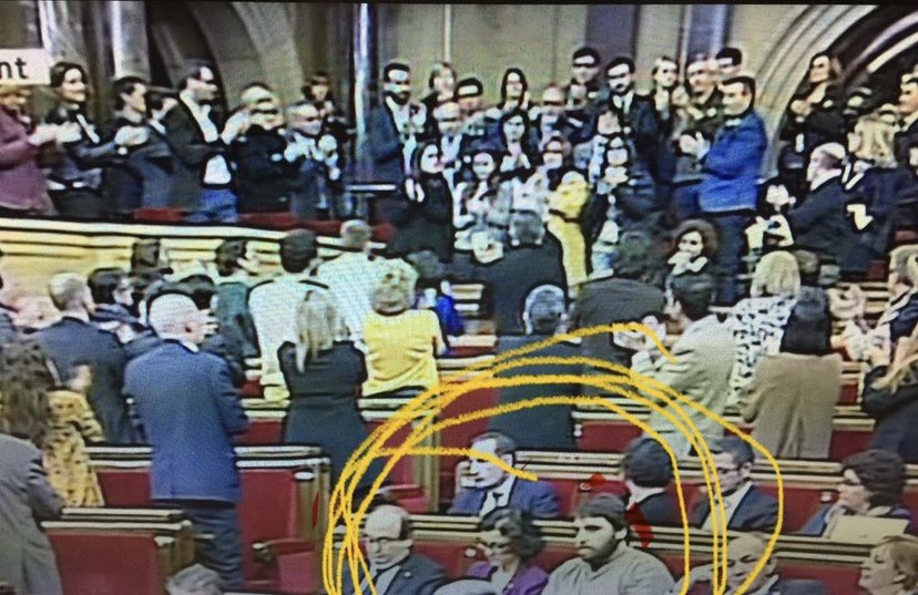 viquirepublica's tweet photo. Aquesta imatge del PSC, d’esquenes, sense un sol gest d’ empatia, inmòvils davant l’ entrada dels familiars dels presos polítics al parlament ,no l’oblidaré MAI … 

Gent així, no pot governar un país tant solidari com és Catalunya mai més ! https://t.co/dNcX5L1kEk