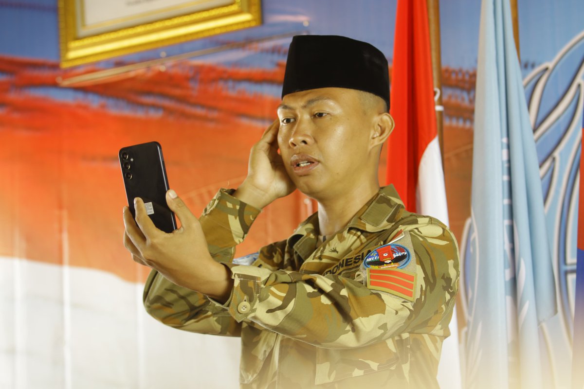 Terpisah Jarak Ribuan Kilometer, Prajurit TNI AD Adzani Putrinya Lewat Vidcall tniad.mil.id/terpisah-jarak…