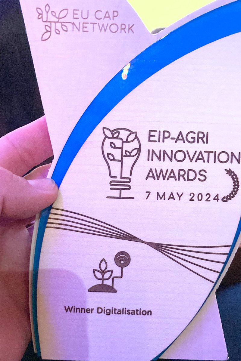 🏆🌱 EIP-AGRI #InnovationAwards 2024 - Gratulation an 'Präzise Kalkung in Brandenburg' für den Digitalisierungspreis! Ingmar Schröter (@hneeberswalde) & Eric Bönecke (IGZ) nahmen ihn bei der #EIPAGRI Konferenz in Estoril entgegen.