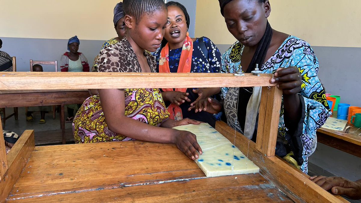 Fabrication de Savons par les Femmes déplacées à la maison d’écoute à Bulengo 🇨🇩 Une activitée de la @RDC_sfvs CC @BihambaJustine @EKatondolo