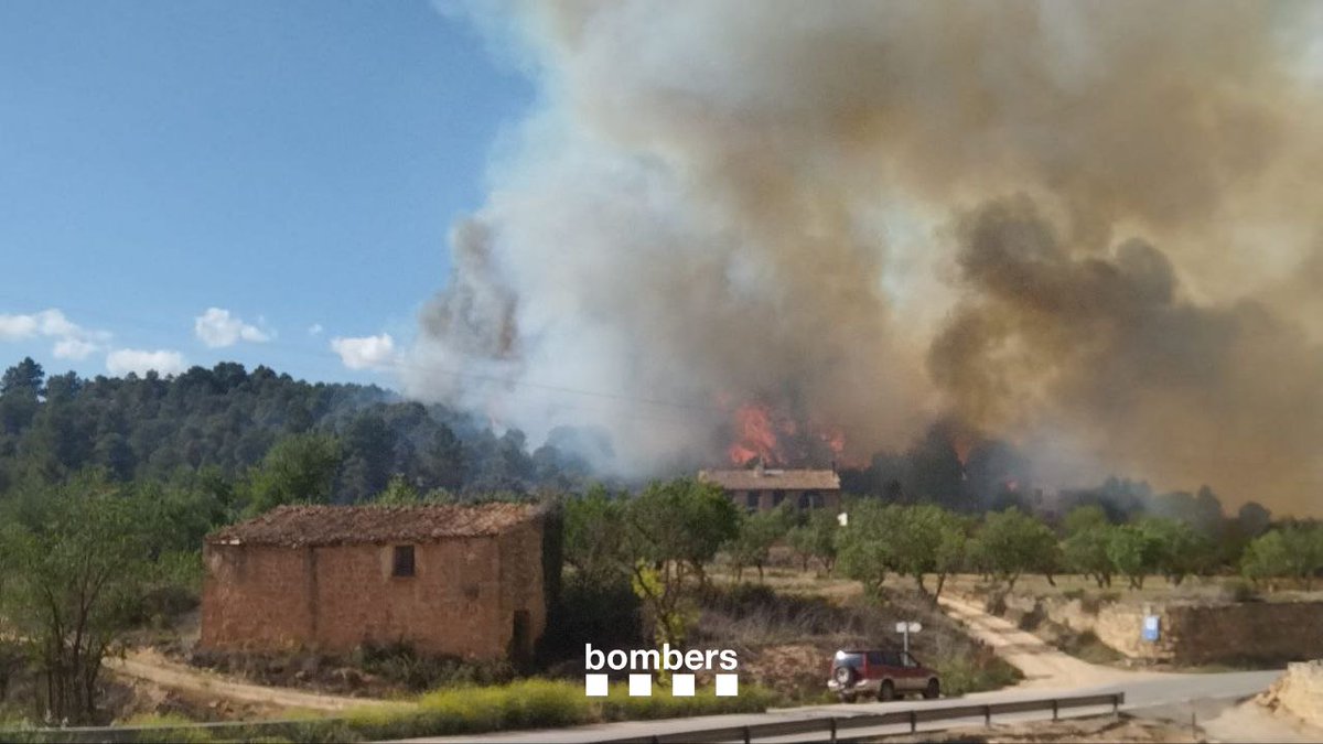 Els bombers tenen 8 dotacions terrestres i un helicòpter bombarder treballant en l'incendi del Matarranya que afecta part del terme d'Horta de Sant Joan. Està estabilitzat i ha cremat 58 hectàrees de bosc i conreus (2,5 ha. a catalunya)
Més notícies a: ccma.cat/3cat/catalunya…