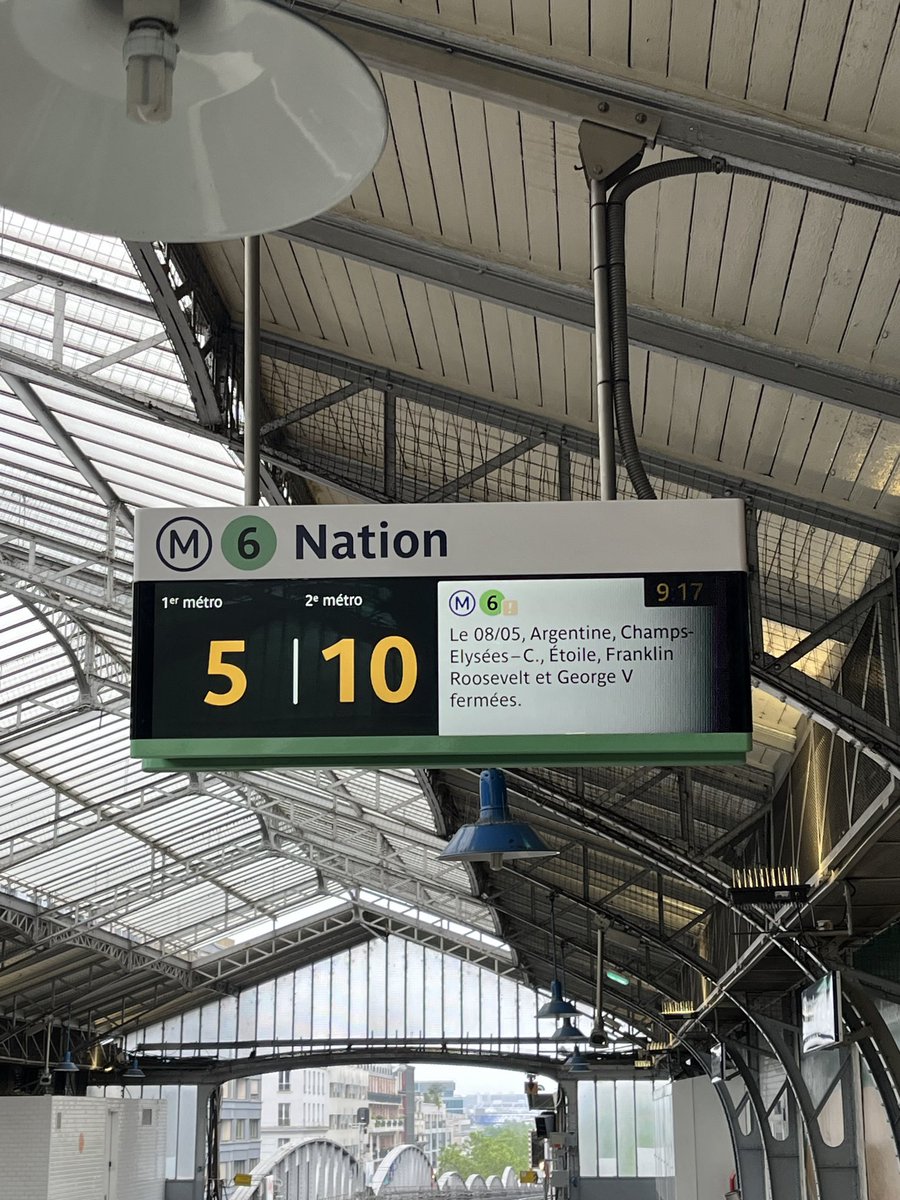 Il y a des nouveaux panneaux modernes ! Super… mais ça serait encore mieux si les temps d’attentes qu’on y lit n’étaient pas aussi honteux et scandaleux 😡.