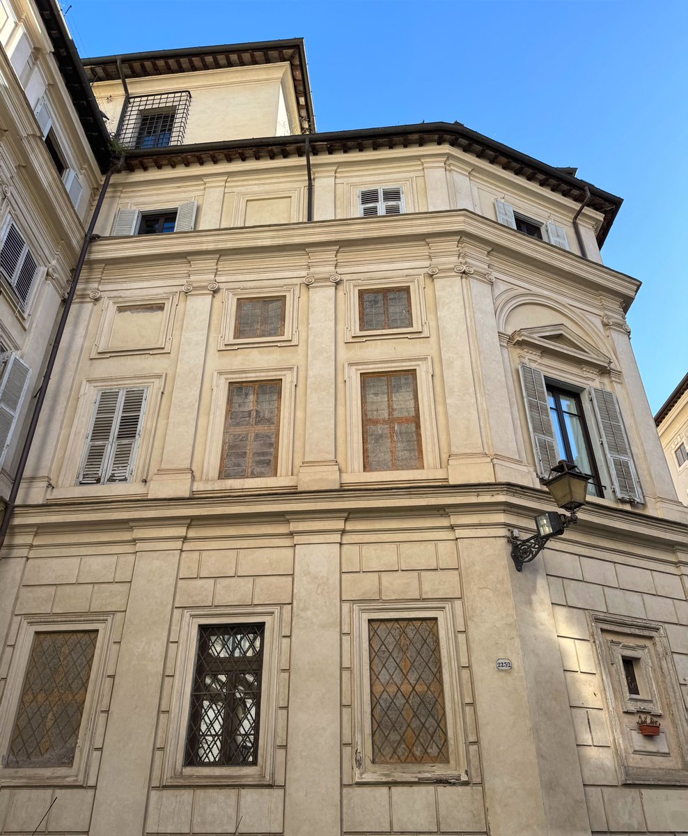 How many windows do you see?

Via della Pace, Rome

#WindowsOnWednesday