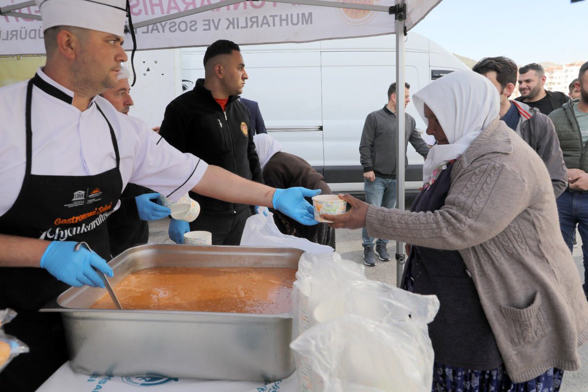 🍜Çarşamba pazarında güne sıcak bir başlangıç yaptık! Başkanımız Burcu Köksal tarafından pazar esnafına sıcak çorba ikramında bulunduk. Sevgi dolu bir gün geçirmeniz dileğiyle. @burcukoksal03