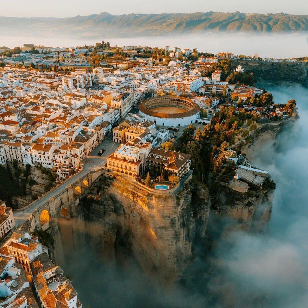 🇪🇸 Une vue incroyable sur la ville de Ronda, perchée au sommet d'une montagne en Andalousie ! Très belle journée à tous ! ⛰️🍀 📸 jamesrelfdyer